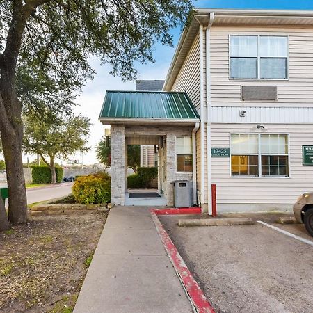 HomeTowne Studios by Red Roof Dallas - North Addison - Tollway Exterior foto