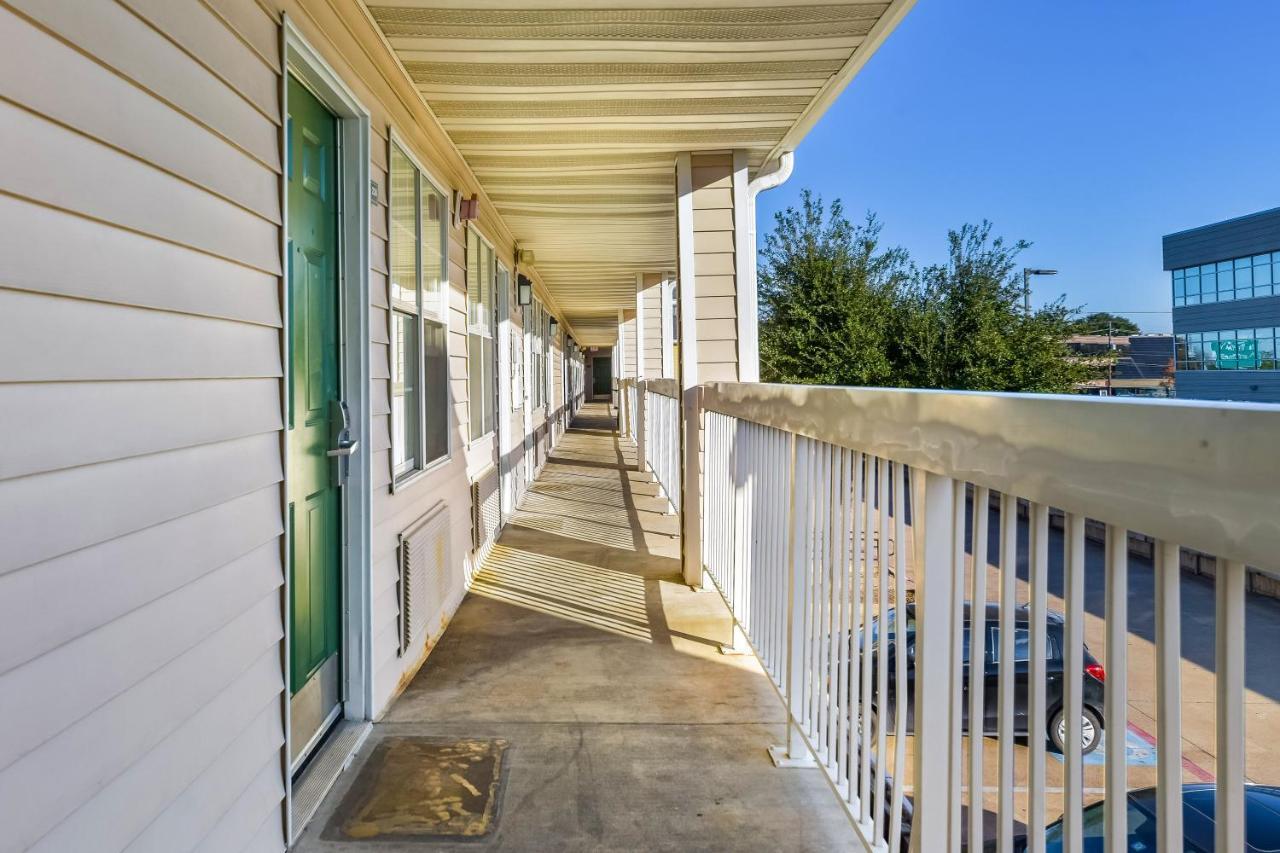 HomeTowne Studios by Red Roof Dallas - North Addison - Tollway Exterior foto
