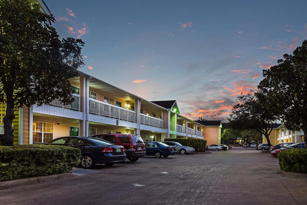 HomeTowne Studios by Red Roof Dallas - North Addison - Tollway Exterior foto