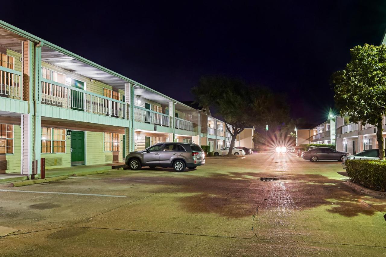 HomeTowne Studios by Red Roof Dallas - North Addison - Tollway Exterior foto