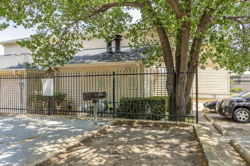 HomeTowne Studios by Red Roof Dallas - North Addison - Tollway Exterior foto