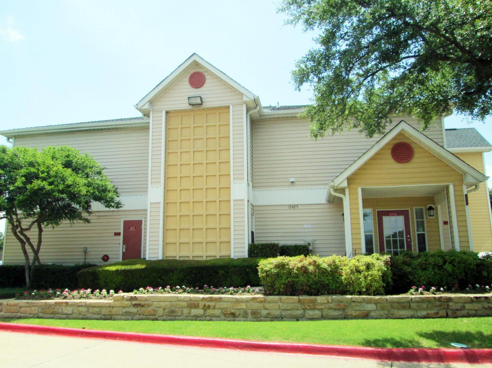 HomeTowne Studios by Red Roof Dallas - North Addison - Tollway Exterior foto