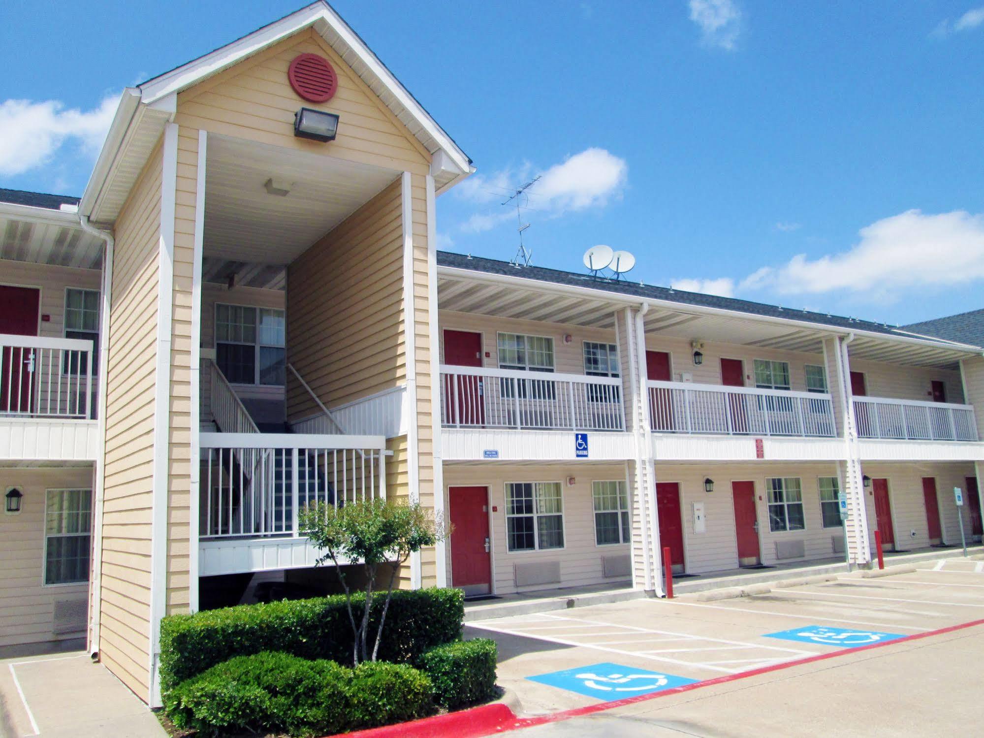 HomeTowne Studios by Red Roof Dallas - North Addison - Tollway Exterior foto